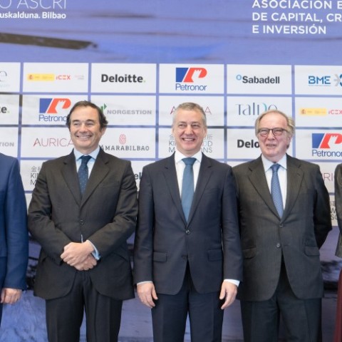 Iñigo Urkullu lehendakaria, José María Zalbidegoitia Petronorreko Administrazio Kontseiluko kidearekin (bere ezkerretara), eta beste agintariekin. Lehena, argazkiaren ezkerretara Juan Mari Aburto, Bilboko alkatea.
