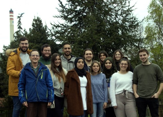 Gasteizeko UPV/EHUko Ingeniaritza Kimikoko ikasleak, gaur goizean, Petronorren.