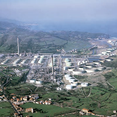 Vista de la refinería y desembocadura del río Barbadun