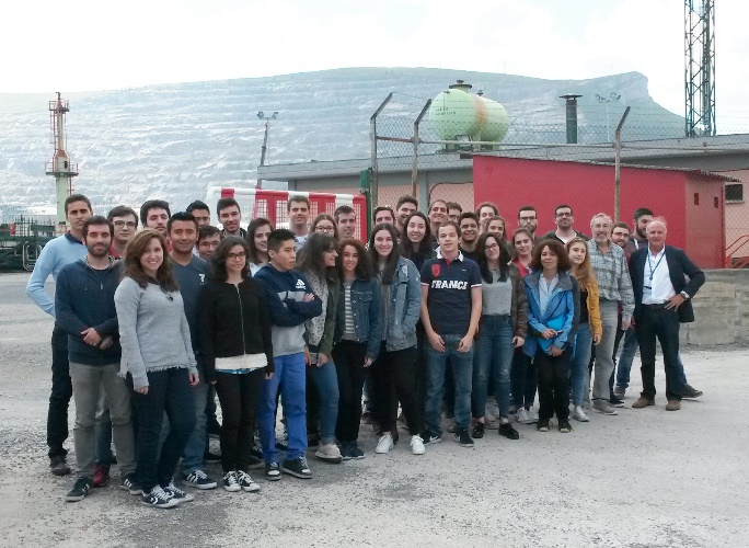 alumnos de ingeniería universidad Valladolid en terminal marítima de petronor