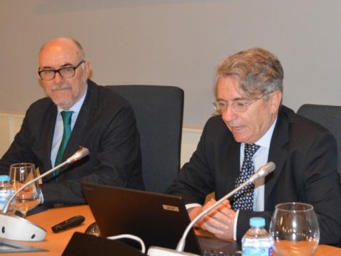 Arcadio Gutiérrez, director general del Club Español de la Energía, y Emiliano López Atxurra, presidente de Petronor