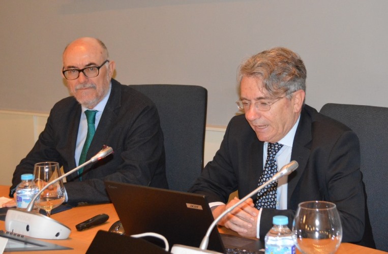Arcadio Gutiérrez, director general del Club Español de la Energía, y Emiliano López Atxurra, presidente de Petronor